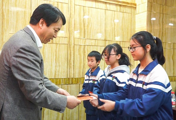 中國華融黨委副書記、監(jiān)事長胡建忠一行赴四川宣漢縣調(diào)研督導(dǎo)扶貧工作